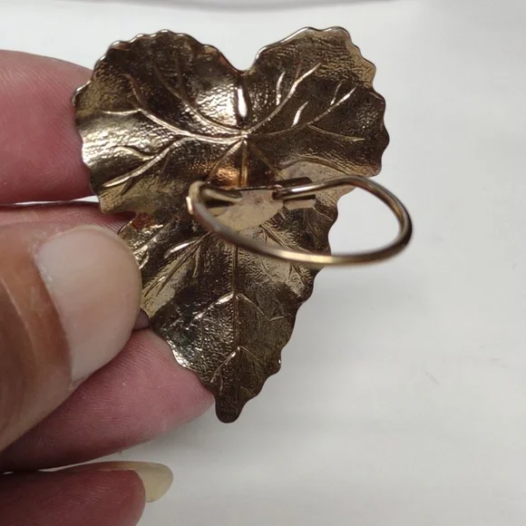 Gold toned vintage scarf clip - Picture 2 of 4